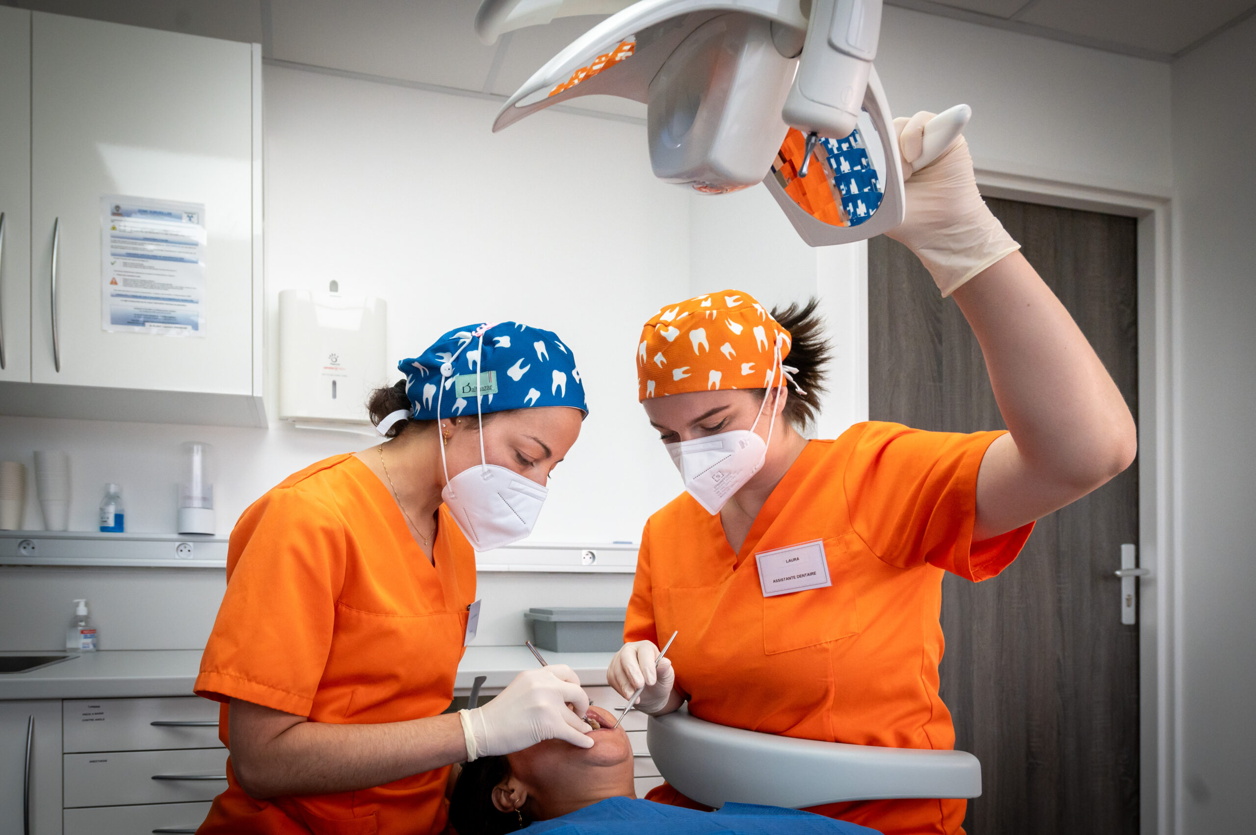 chirurgien dentiste et assistante dentaire salle de soin